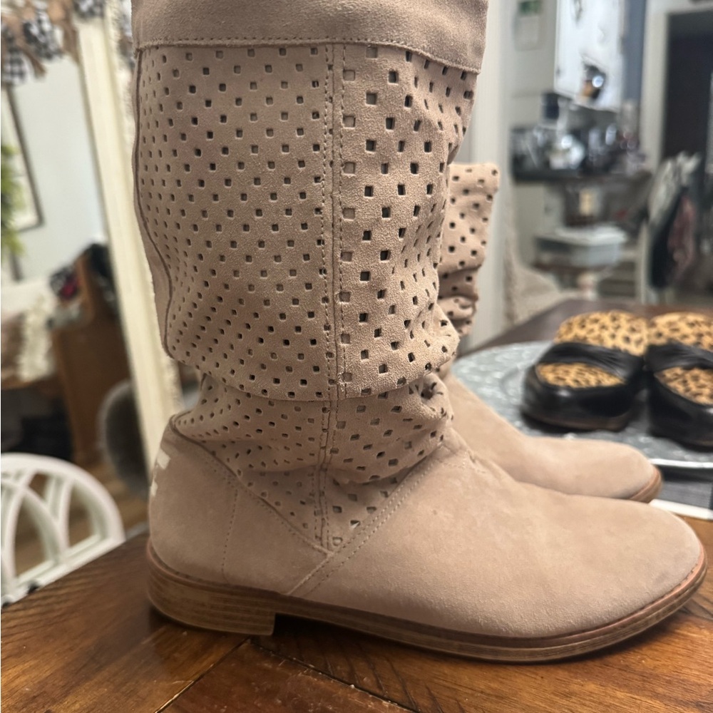 Women’s size 8 Taupe Perforated Toms Suede Boots
